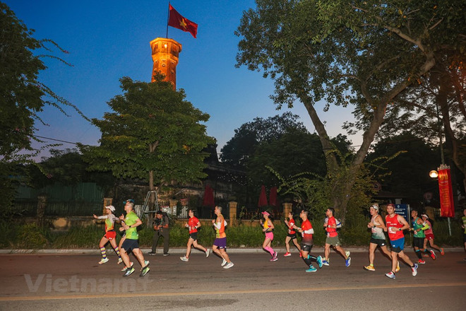 Plus de 10.000 coureurs dans les rues de la capitale pour le VPBank Hanoi Marathon 2022 ảnh 3 Plus de 10.000 coureurs dans les rues de la capitale pour le VPBank Hanoi Marathon 2022 ảnh 3