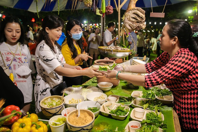Ho Chi Minh-Ville exploite le potentiel des rues gastronomiques pour séduire les touristes ảnh 2 Ho Chi Minh-Ville exploite le potentiel des rues gastronomiques pour séduire les touristes ảnh 2