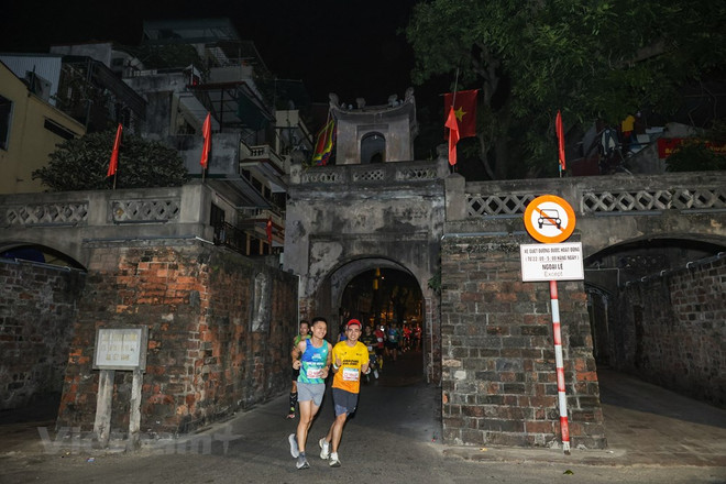 Plus de 10.000 coureurs dans les rues de la capitale pour le VPBank Hanoi Marathon 2022 ảnh 5 Plus de 10.000 coureurs dans les rues de la capitale pour le VPBank Hanoi Marathon 2022 ảnh 5