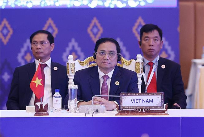 41e Sommet de l'ASEAN : le PM vietnamien affirme l'importance de maintenir la solidarité ảnh 1