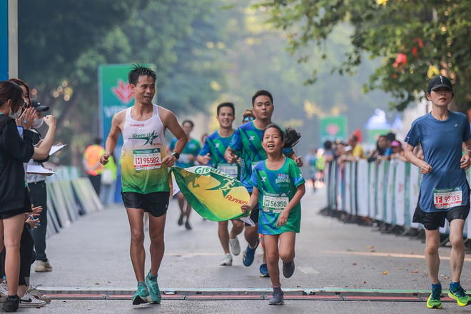 Plus de 10.000 coureurs dans les rues de la capitale pour le VPBank Hanoi Marathon 2022 ảnh 11 Plus de 10.000 coureurs dans les rues de la capitale pour le VPBank Hanoi Marathon 2022 ảnh 11