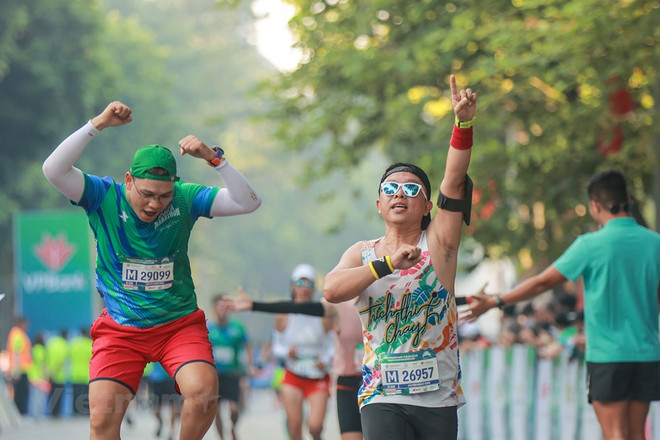 Plus de 10.000 coureurs dans les rues de la capitale pour le VPBank Hanoi Marathon 2022 ảnh 12 Plus de 10.000 coureurs dans les rues de la capitale pour le VPBank Hanoi Marathon 2022 ảnh 12