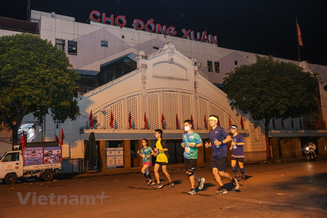 Plus de 10.000 coureurs dans les rues de la capitale pour le VPBank Hanoi Marathon 2022 ảnh 4 Plus de 10.000 coureurs dans les rues de la capitale pour le VPBank Hanoi Marathon 2022 ảnh 4