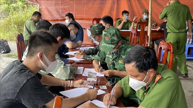Tay Ninh: Le poste frontalier de Moc Bai accueille des travailleurs de retour du Cambodge ảnh 1
