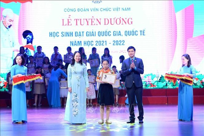 La vice-présidente Vo Thi Anh Xuân honore des élèves brillants ảnh 1 La vice-présidente Vo Thi Anh Xuân honore des élèves brillants ảnh 1