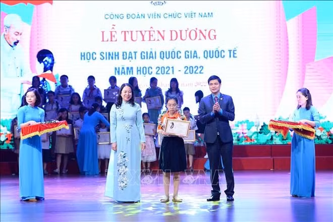 La vice-présidente Vo Thi Anh Xuân honore des élèves brillants ảnh 1