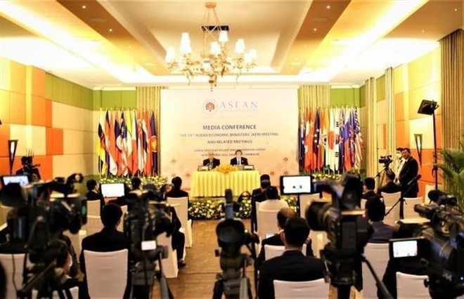 L’AEM-54 s’engage à œuvrer pour une ASEAN ouverte aux affaires ảnh 2 L’AEM-54 s’engage à œuvrer pour une ASEAN ouverte aux affaires ảnh 2