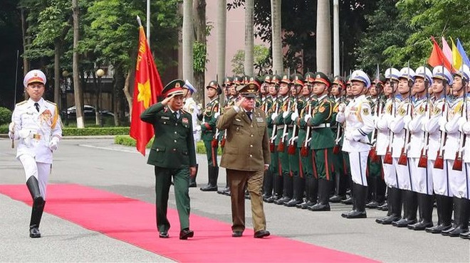 Le ministre cubain des Forces armées révolutionnaires en visite officielle au Vietnam ảnh 1