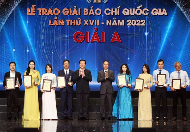 Le président Vo Van Thuong à la cérémonie de remise des Prix nationaux de la presse de 2022 ảnh 1 Le président Vo Van Thuong à la cérémonie de remise des Prix nationaux de la presse de 2022 ảnh 1