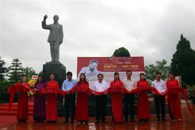 Exposition de signatures du Président Hô Chi Minh à Cô Tô ảnh 2 Exposition de signatures du Président Hô Chi Minh à Cô Tô ảnh 2