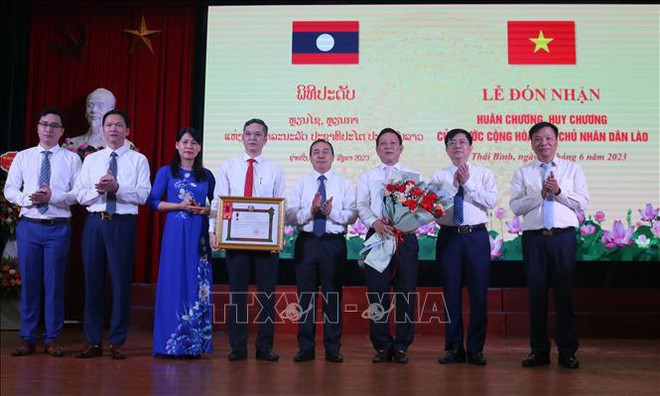 Le Laos honore les contributions de l'Université de médecine et de pharmacie Thai Binh ảnh 1 Le Laos honore les contributions de l'Université de médecine et de pharmacie Thai Binh ảnh 1