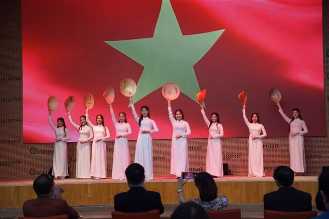 Commémoration du 100e anniversaire de l'arrivée du président Ho Chi Minh en Russie ảnh 2