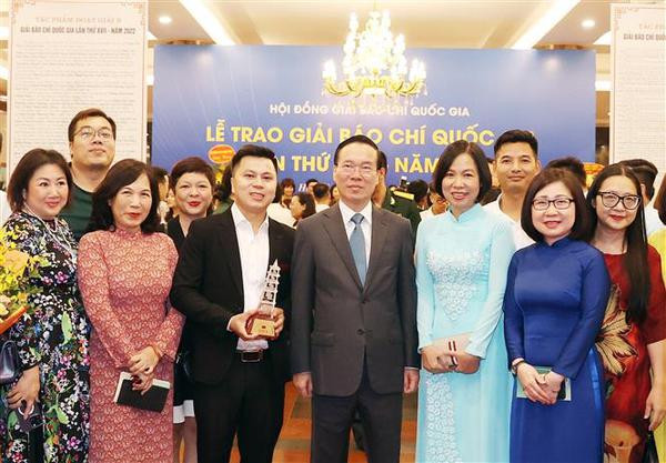 Le président Vo Van Thuong à la cérémonie de remise des Prix nationaux de la presse de 2022 ảnh 2 Le président Vo Van Thuong à la cérémonie de remise des Prix nationaux de la presse de 2022 ảnh 2