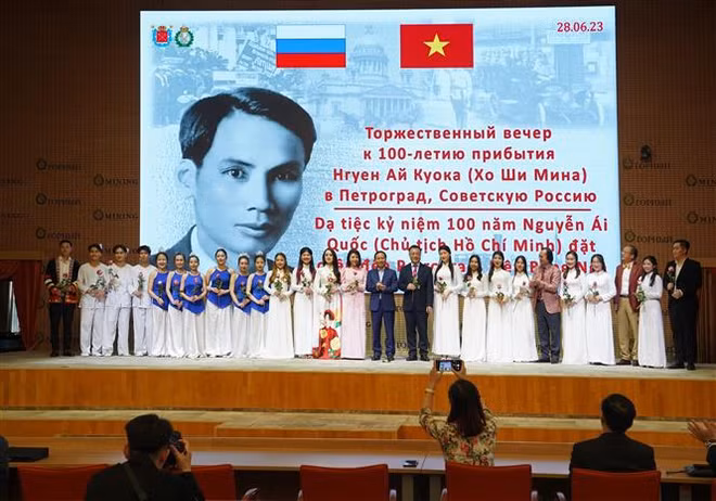 Commémoration du 100e anniversaire de l'arrivée du président Ho Chi Minh en Russie ảnh 1