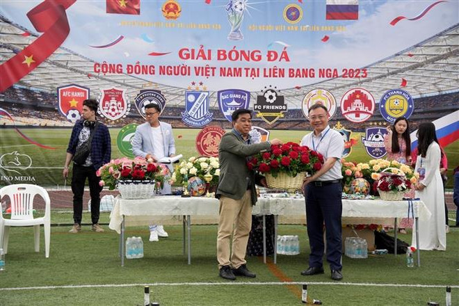 Ouverture d'un tournoi de football de la communauté vietnamienne en Russie ảnh 1 Ouverture d'un tournoi de football de la communauté vietnamienne en Russie ảnh 1