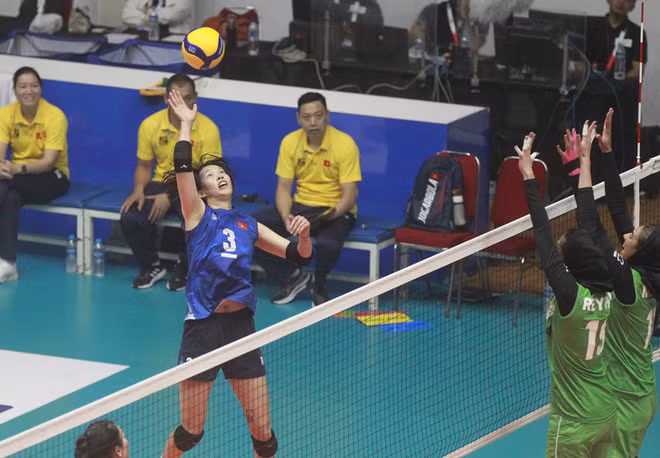 Les volleyeuses vietnamiennes se qualifient pour les demi-finales de l'AVC Challenge Cup ảnh 1