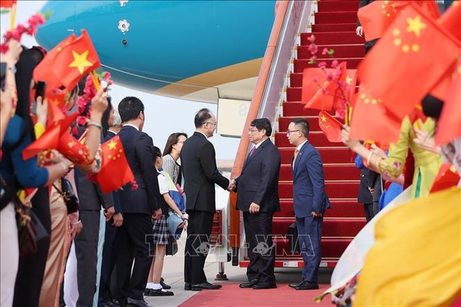 Le PM Pham Minh Chinh arrive en Chine pour une visite officielle et la réunion annuelle du FEM ảnh 1 Le PM Pham Minh Chinh arrive en Chine pour une visite officielle et la réunion annuelle du FEM ảnh 1