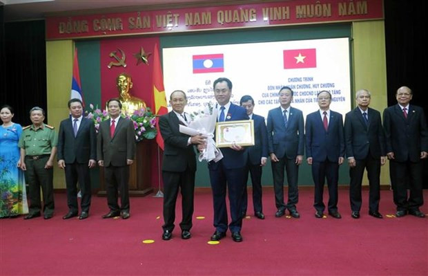 Remise des ordres et insignes du Laos à des organisations et particuliers de Thai Nguyen ảnh 1 Remise des ordres et insignes du Laos à des organisations et particuliers de Thai Nguyen ảnh 1