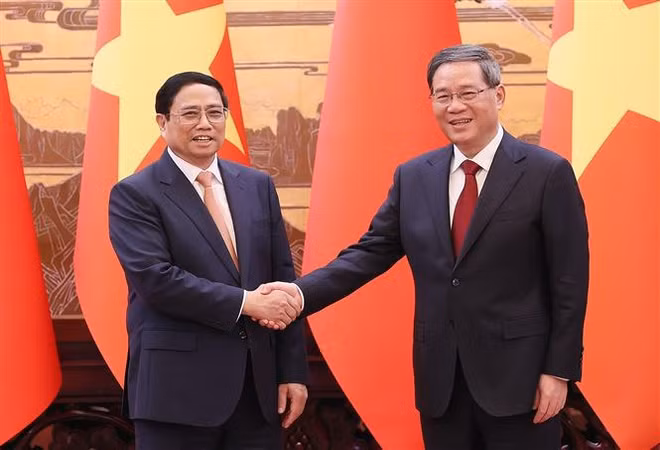 Le PM chinois préside la cérémonie d'accueil du PM vietnamien ảnh 2