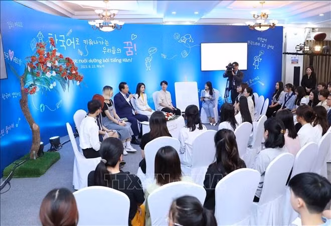 Le président sud-coréen visite l'Université nationale de Hanoï ảnh 1