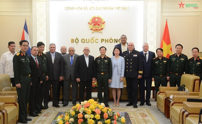 Le général de corps d’armée Nguyen Tan Cuong reçoit le ministre cubain de la Construction ảnh 1 Le général de corps d’armée Nguyen Tan Cuong reçoit le ministre cubain de la Construction ảnh 1