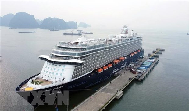 Le navire de croisière Mein Schiff 5 amène 2.191 touristes étrangers à Ha Long ảnh 1 Le navire de croisière Mein Schiff 5 amène 2.191 touristes étrangers à Ha Long ảnh 1