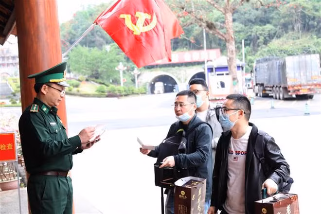 Retour progressif à la normale des activités à la porte frontalière de Huu Nghi ảnh 1