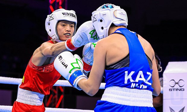 Boxe féminine : Nguyen Thi Tam bat la double championne du monde Nawym Kyzaibay ảnh 1