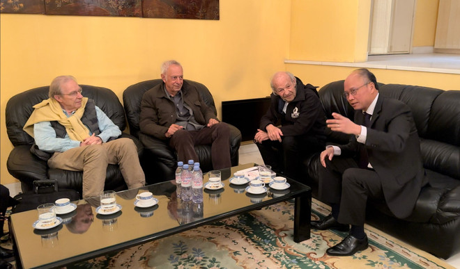 Rencontre avec trois suisses arborant le drapeau du Viet Cong sur la flèche de Notre-Dame de Paris ảnh 1 Rencontre avec trois suisses arborant le drapeau du Viet Cong sur la flèche de Notre-Dame de Paris ảnh 1