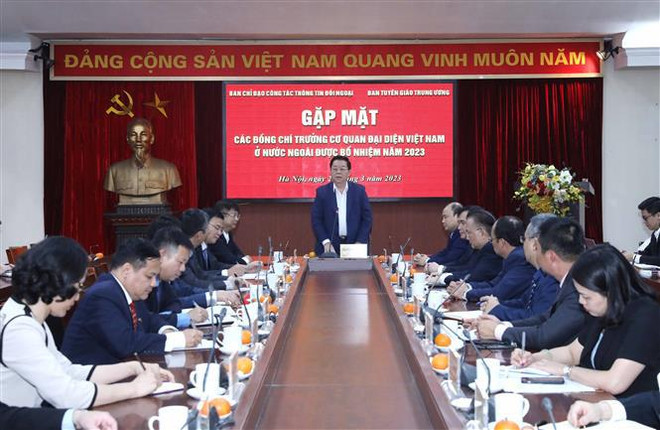 Un responsable du Parti rencontre les chefs des bureaux de représentation vietnamiens à l'étranger ảnh 1 Un responsable du Parti rencontre les chefs des bureaux de représentation vietnamiens à l'étranger ảnh 1