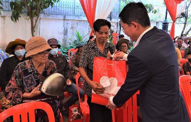 Viettel Global offre 300 cadeaux aux personnes d’origine vietnamienne au Cambodge ảnh 1