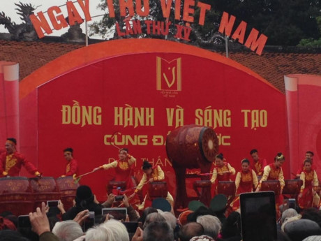 Célébration de la 15e Journée de la poésie vietnamienne ảnh 1 Célébration de la 15e Journée de la poésie vietnamienne ảnh 1