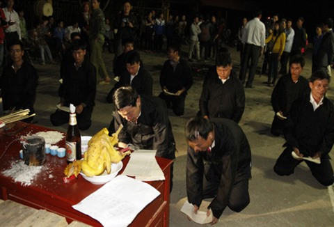 À la découverte du «bain de feu» des Dao ảnh 1
