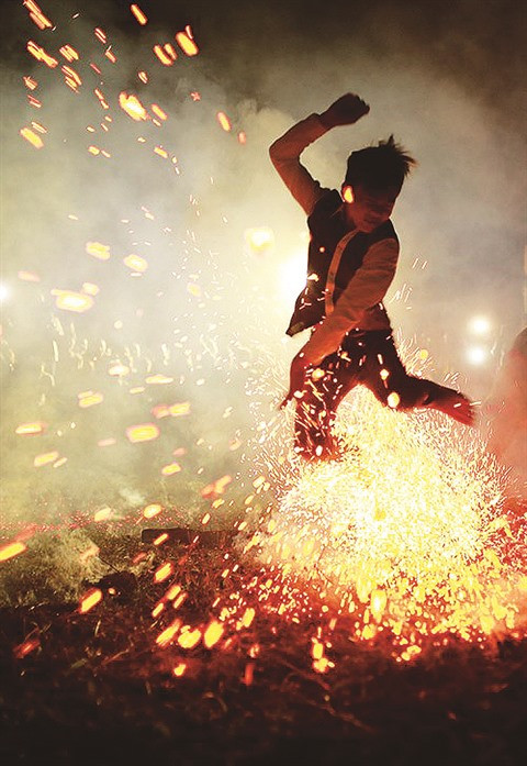 À la découverte du «bain de feu» des Dao ảnh 2