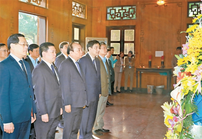 Le PM rend hommage au Président Hô Chi Minh à Nghê An ảnh 1 Le PM rend hommage au Président Hô Chi Minh à Nghê An ảnh 1