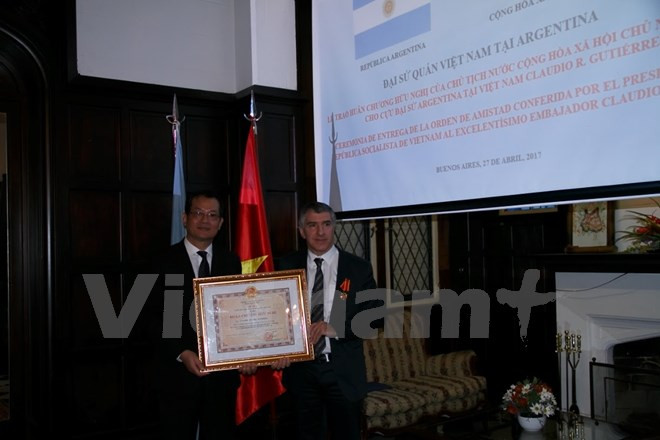L’ancien ambassadeur d'Argentine au Vietnam à l’honneur ảnh 1 L’ancien ambassadeur d'Argentine au Vietnam à l’honneur ảnh 1