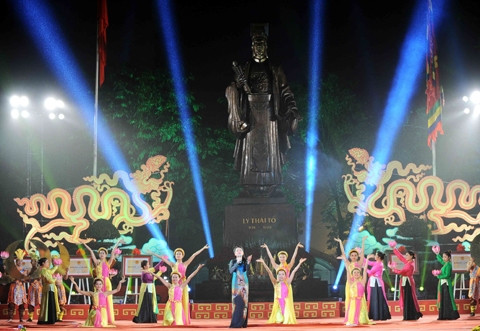 Hanoi : programmes artistiques pour célébrer le 42e anniversaire de la réunification nationale ảnh 1 Hanoi : programmes artistiques pour célébrer le 42e anniversaire de la réunification nationale ảnh 1