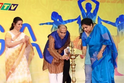 Plus de 800 personnes à une démonstration de yoga à Hanoi ảnh 1 Plus de 800 personnes à une démonstration de yoga à Hanoi ảnh 1