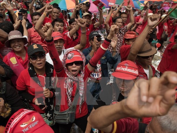 Thaïlande: les "chemises jaunes" et les "chemises rouges" s'affrontent en ligne ảnh 1 Thaïlande: les "chemises jaunes" et les "chemises rouges" s'affrontent en ligne ảnh 1