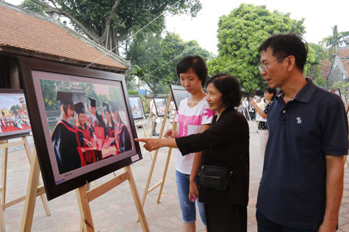 Exposition "Hanoi - Itinéraire de 30 ans de Renouveau" ảnh 2 Exposition "Hanoi - Itinéraire de 30 ans de Renouveau" ảnh 2