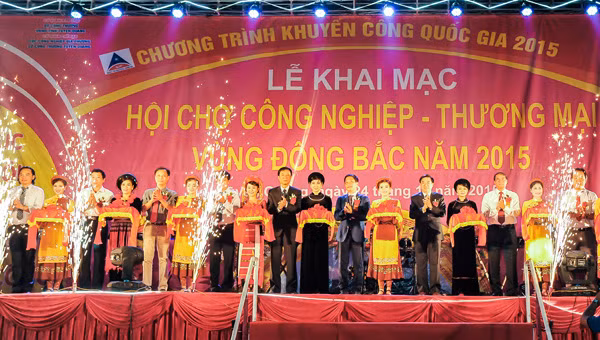 Ouverture de la Foire de l'industrie et du commerce de la région du Nord-Est ảnh 1