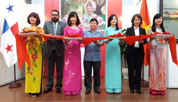 Exposition de photos « Contempler le Panama » à Hanoi ảnh 1 Exposition de photos « Contempler le Panama » à Hanoi ảnh 1