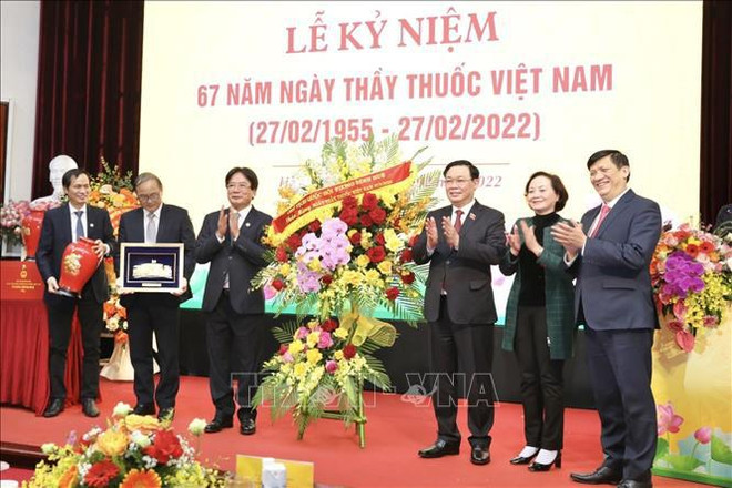 Le président de l’Assemblée nationale salue les médecins vietnamiens ảnh 1 Le président de l’Assemblée nationale salue les médecins vietnamiens ảnh 1