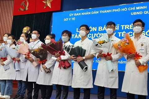 Des médecins fraîchement diplômés envoyés aux centres de santé locaux ảnh 2 Des médecins fraîchement diplômés envoyés aux centres de santé locaux ảnh 2