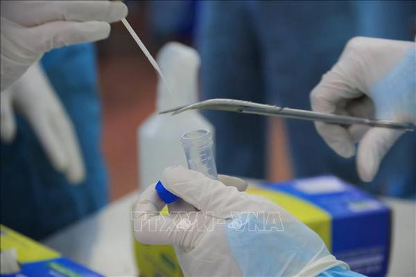 Le ministère de la Santé va réduire 30% des prix des tests COVID-19 ảnh 1