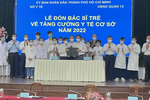 Des médecins fraîchement diplômés envoyés aux centres de santé locaux ảnh 1 Des médecins fraîchement diplômés envoyés aux centres de santé locaux ảnh 1