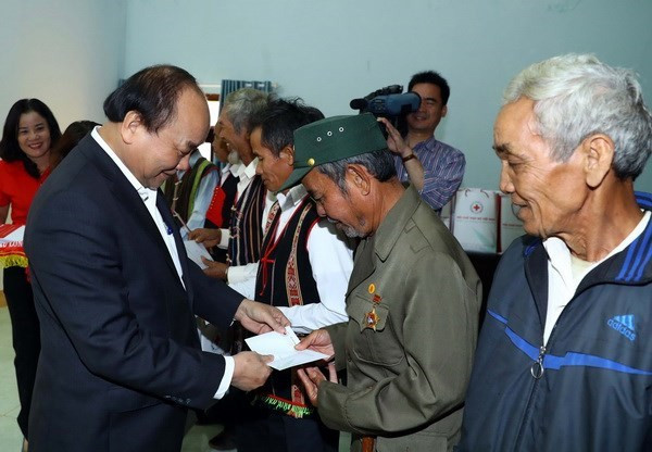 Le PM présente des cadeaux Tet aux ménages ethniques pauvres de Dak Nong ảnh 1 Le PM présente des cadeaux Tet aux ménages ethniques pauvres de Dak Nong ảnh 1
