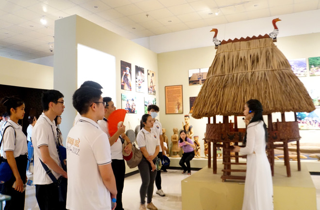 Des jeunes vietnamiens rendent hommage aux Mères héroïnes du Vietnam ảnh 2 Des jeunes vietnamiens rendent hommage aux Mères héroïnes du Vietnam ảnh 2