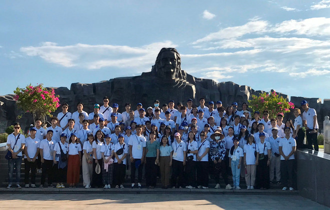Des jeunes vietnamiens rendent hommage aux Mères héroïnes du Vietnam ảnh 1 Des jeunes vietnamiens rendent hommage aux Mères héroïnes du Vietnam ảnh 1