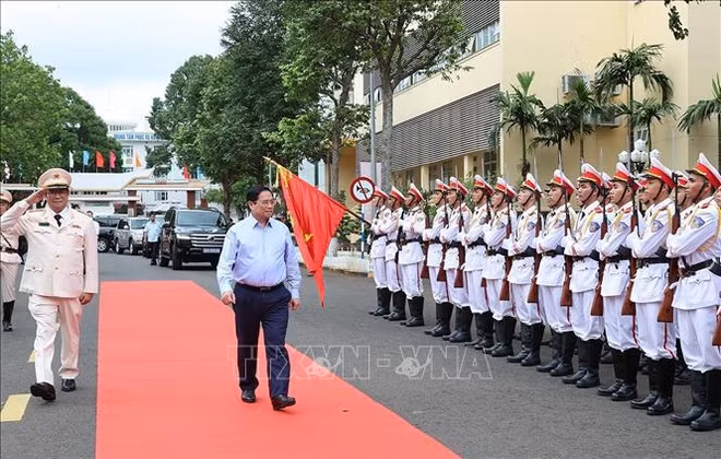 Le PM Pham Minh Chinh visite la province de Dak Lak ảnh 1